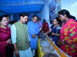 आंगन मिलन उत्सव’ में केन्द्रीय राज्यमंत्री श्री तोखन साहू एवं बिलासपुर विधायक श्री अमर अग्रवाल ने आंगनबाड़ी कार्यकर्ताओं, सहायिकाओं, मितानिन बहनों एवं हितग्राही माताओं का सम्मान