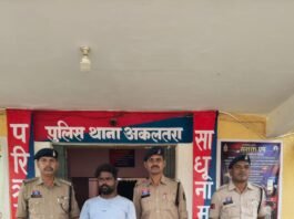 आरोपी अपने घर के अंदर कमरे में 40 लीटर हाथ भट्टी निर्मित महुआ शराब बिक्री हेतु रखा था, जिसे अकलतरा पुलिस ने रेड कार्यवाही कर बरामद किया